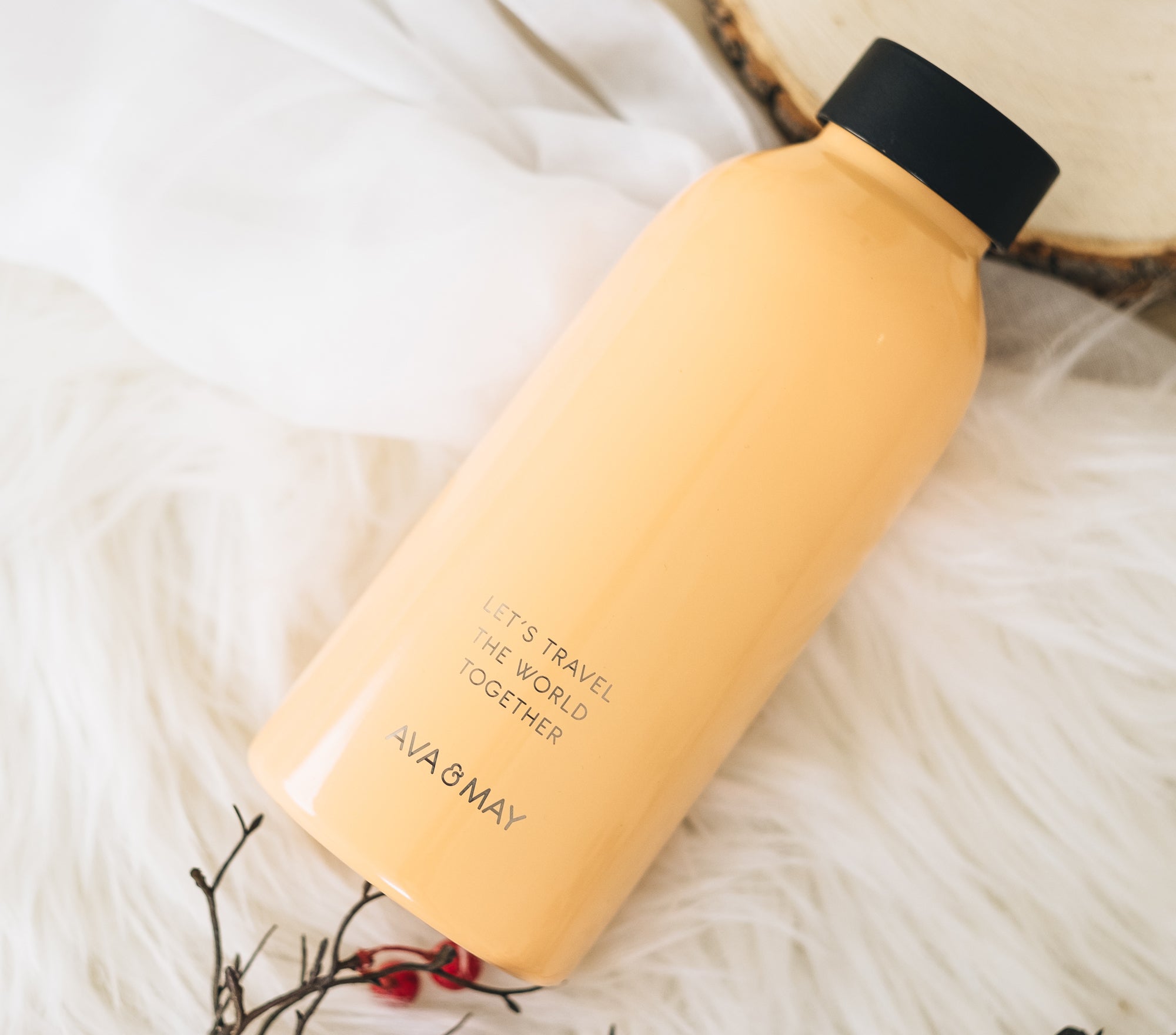 Trinkflasche aus Edelstahl in orange, von AVA & MAY