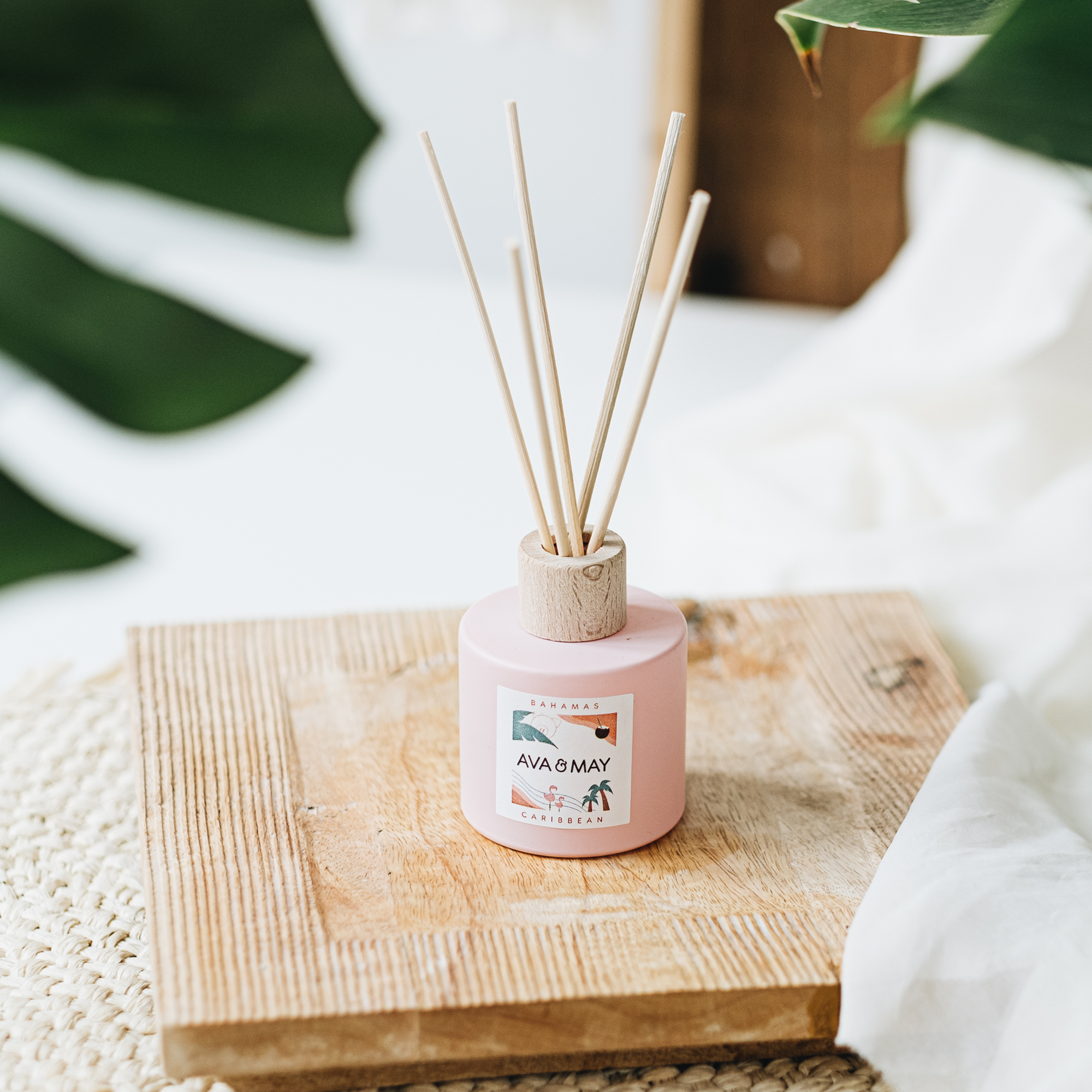 Bahamas Duftstäbchen mit Vanille Duftnote im rosa Glas, von AVA & MAY