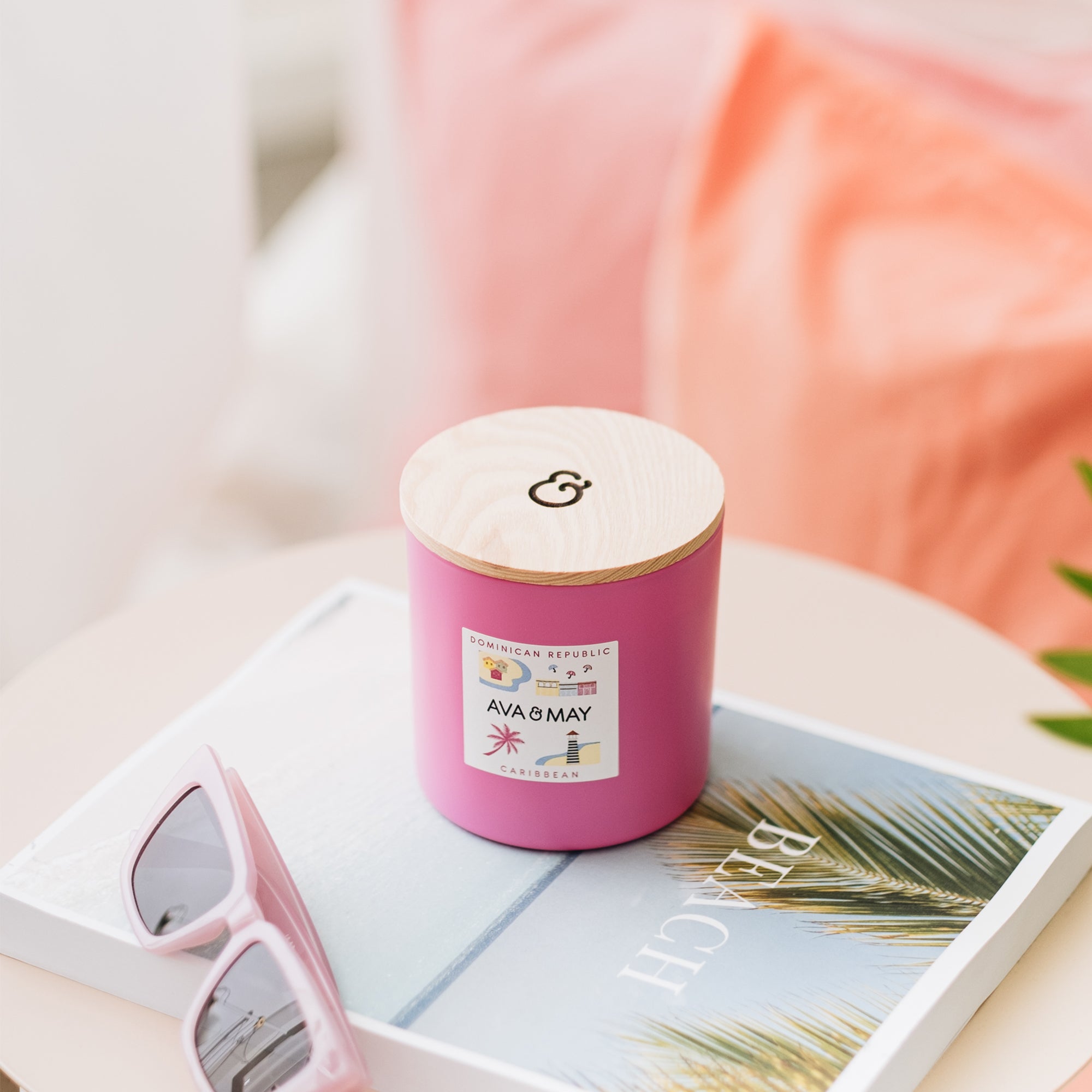 Dominican Republic große Duftkerze mit Kokusnus Duftnote in pinkem Glas, von AVA & MAY