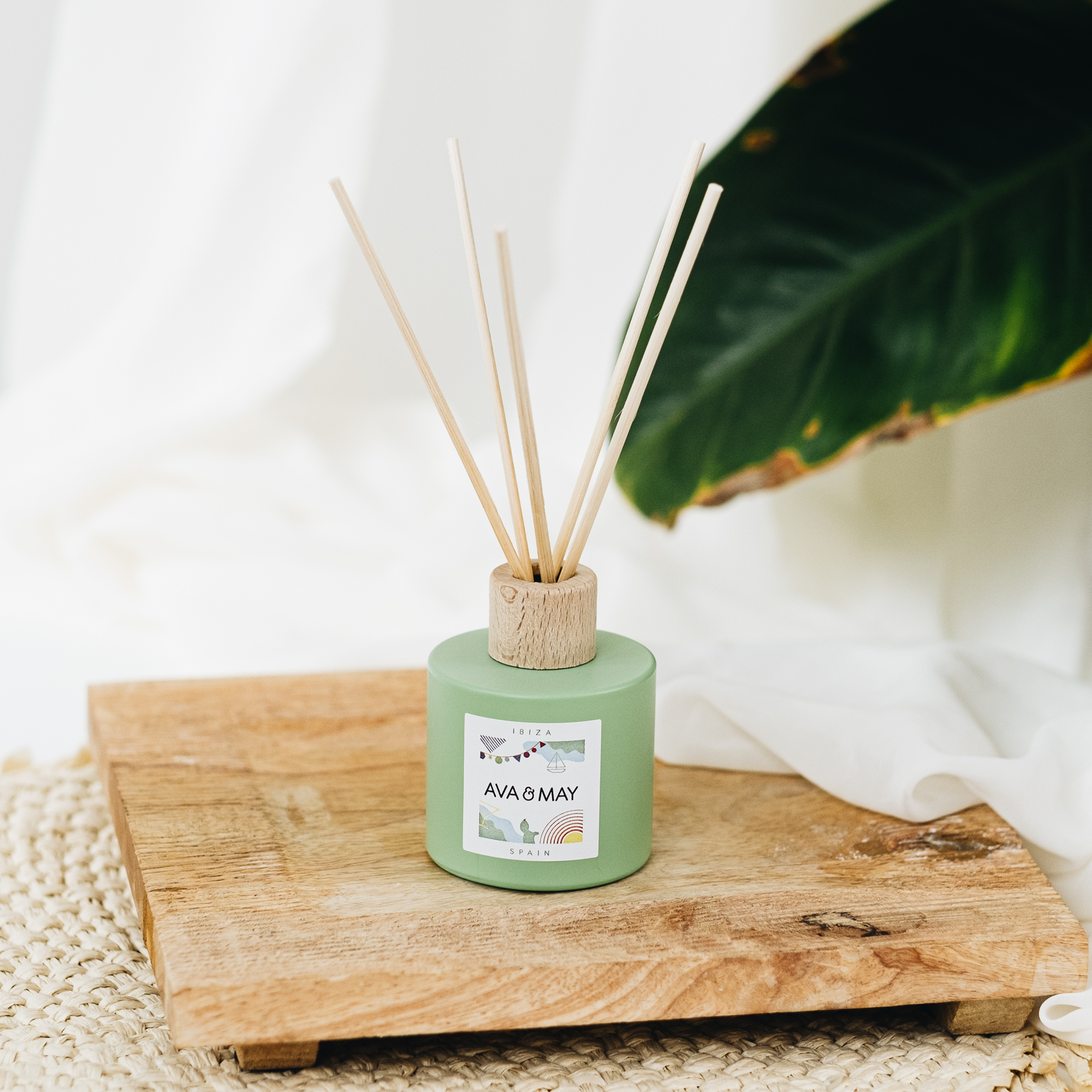 Ibiza Duftstäbchen mit einer sommerlichen Duftnote im grünem Glas, von AVA & MAY