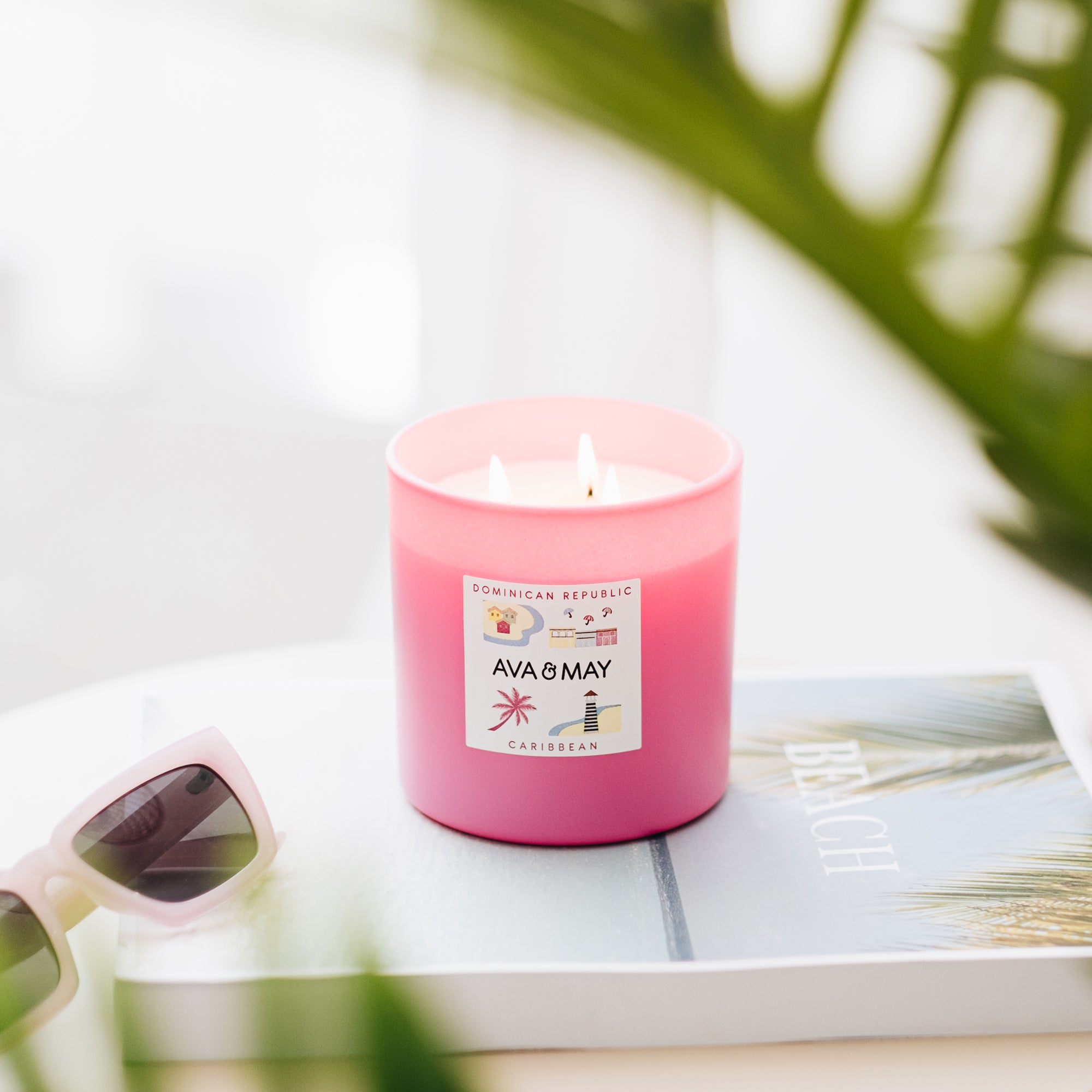 Dominican Republic große Duftkerze mit Kokusnus Duftnote in pinkem Glas, von AVA & MAY
