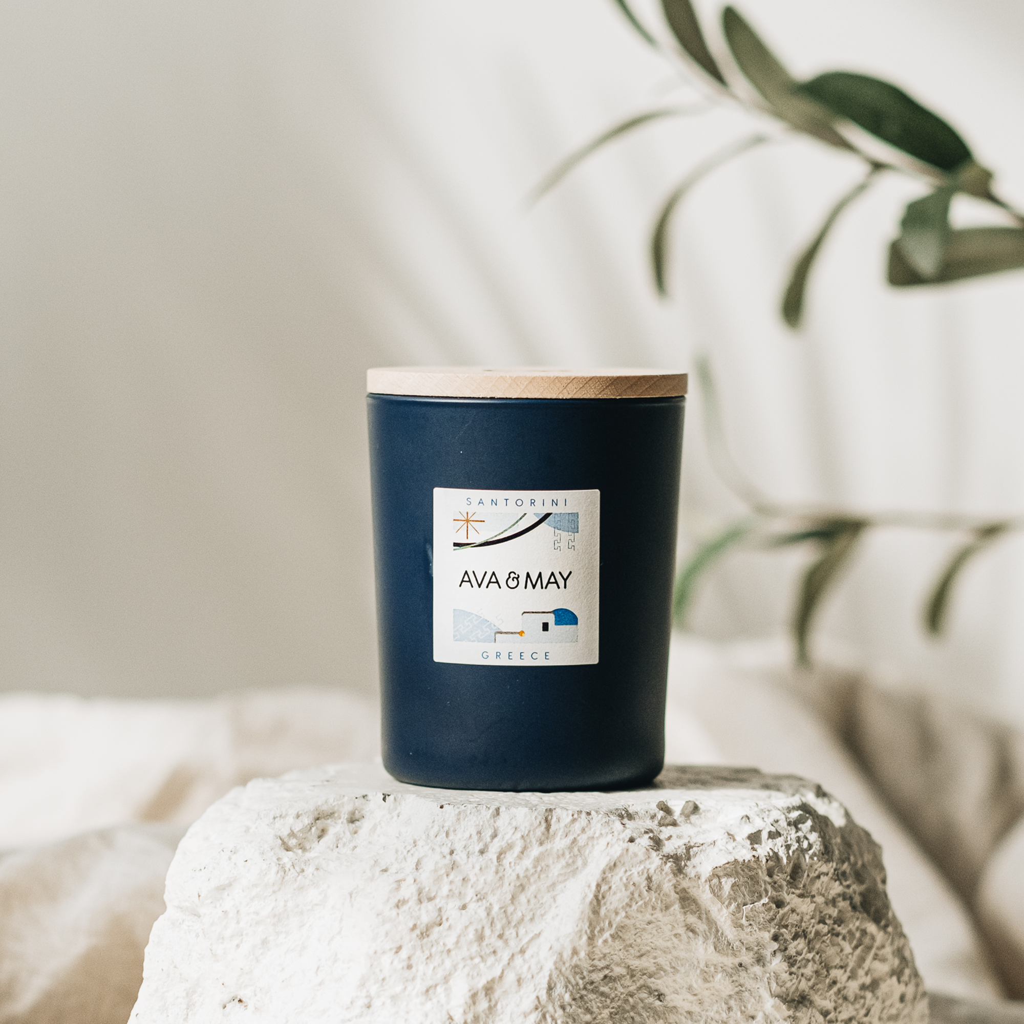Santorini Duftkerze mit süßer Duftnote der Tonkabohne in dunklem Glas, von AVA & MAY