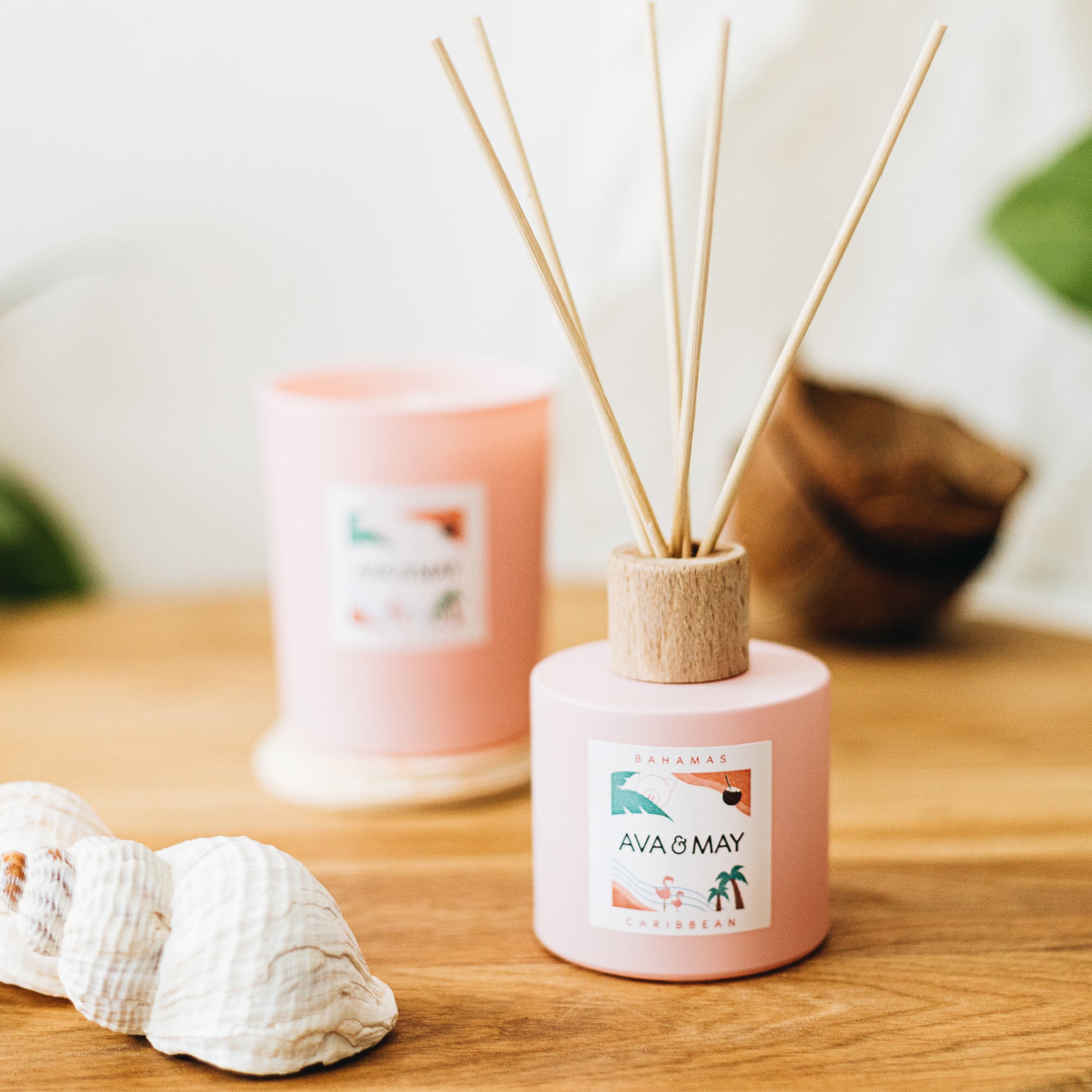 Bahamas Home Fragrance Set bestehend aus Duftkerze und Duftstäbchen in rosa Glas, von AVA & MAY