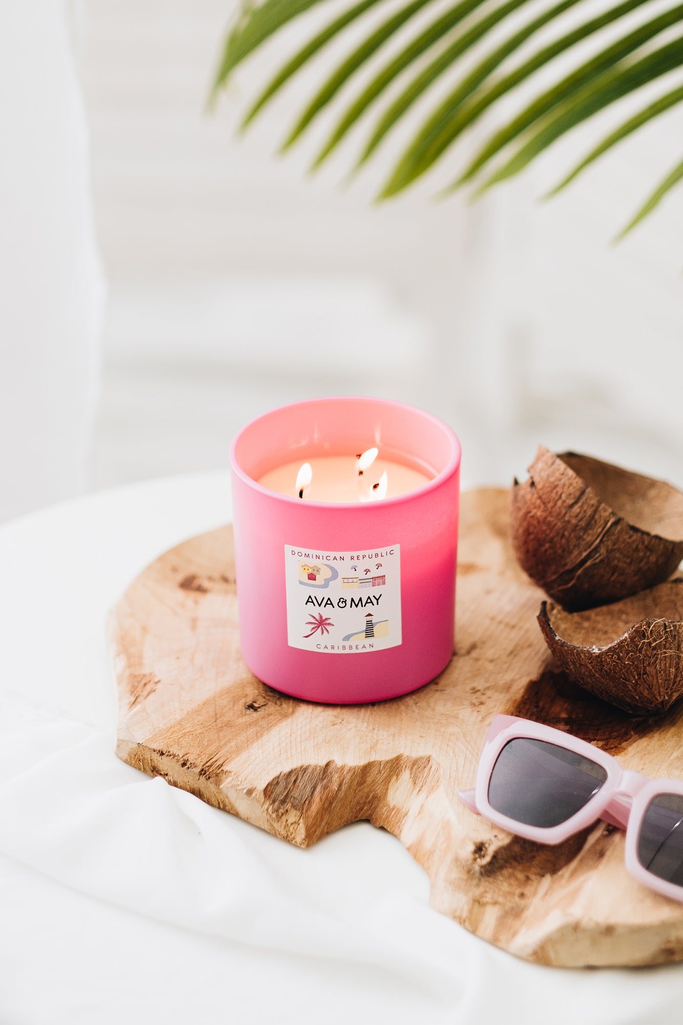 Dominican Republic große Duftkerze mit Kokusnus Duftnote in pinkem Glas, von AVA & MAY