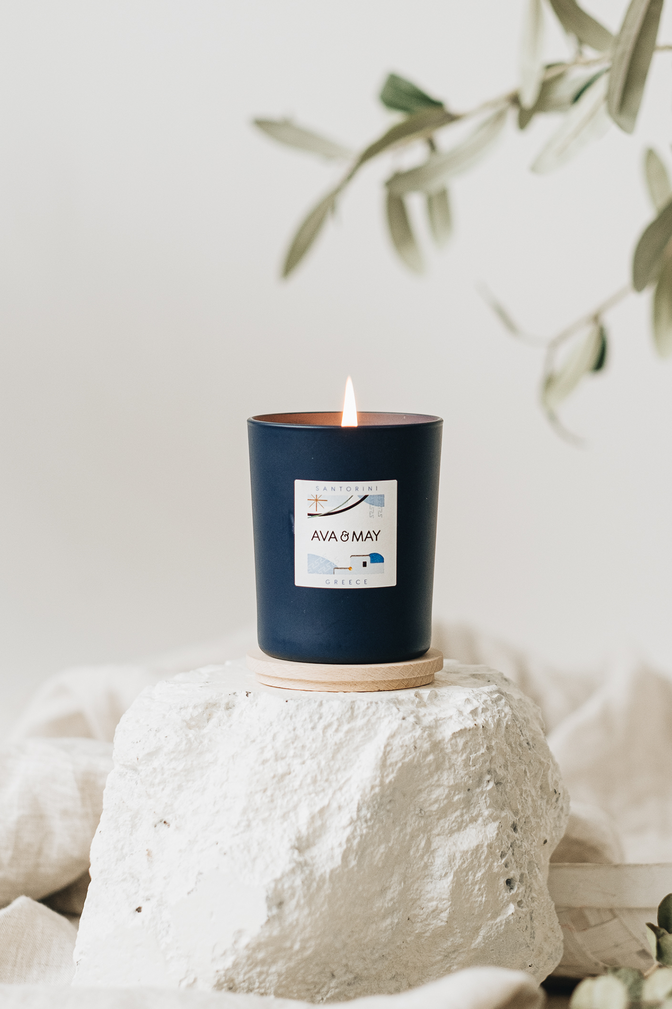 Santorini Duftkerze mit süßer Duftnote der Tonkabohne in dunklem Glas, von AVA & MAY