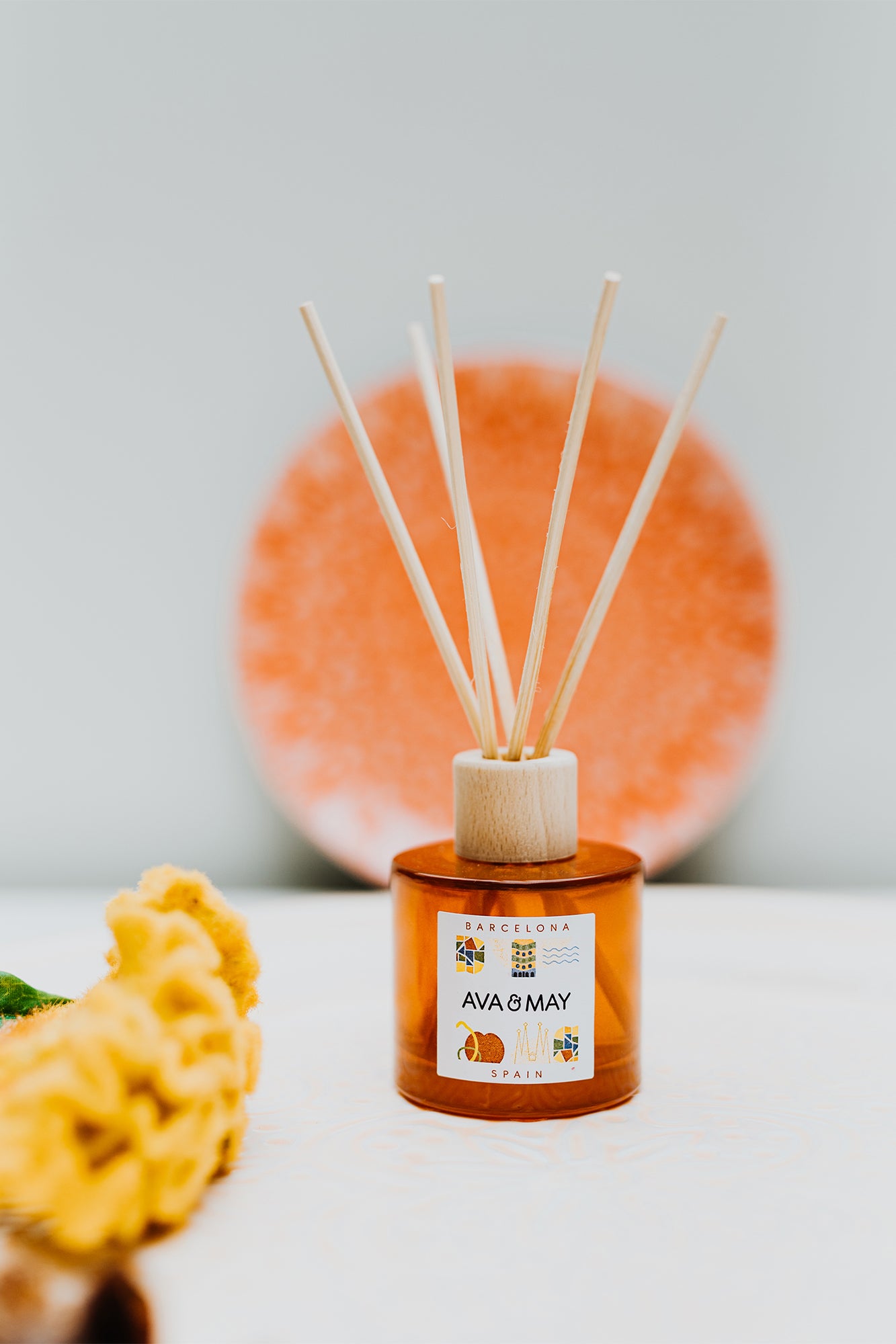 Barcelona Duftstäbchen mit fruchtiger Himbeer Duftnote in braunem Glas, von AVA & MAY