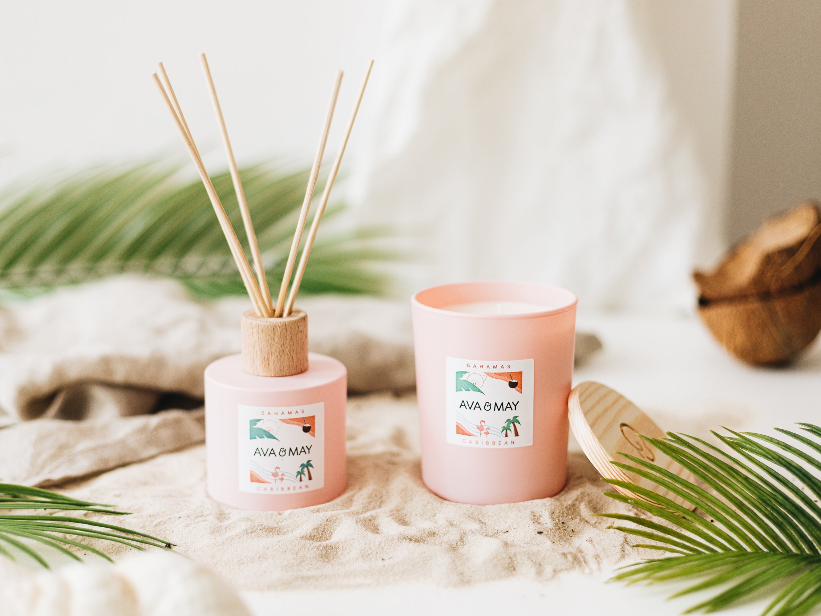 Bahamas Home Fragrance Set bestehend aus Duftkerze und Duftstäbchen in rosa Glas, von AVA & MAY