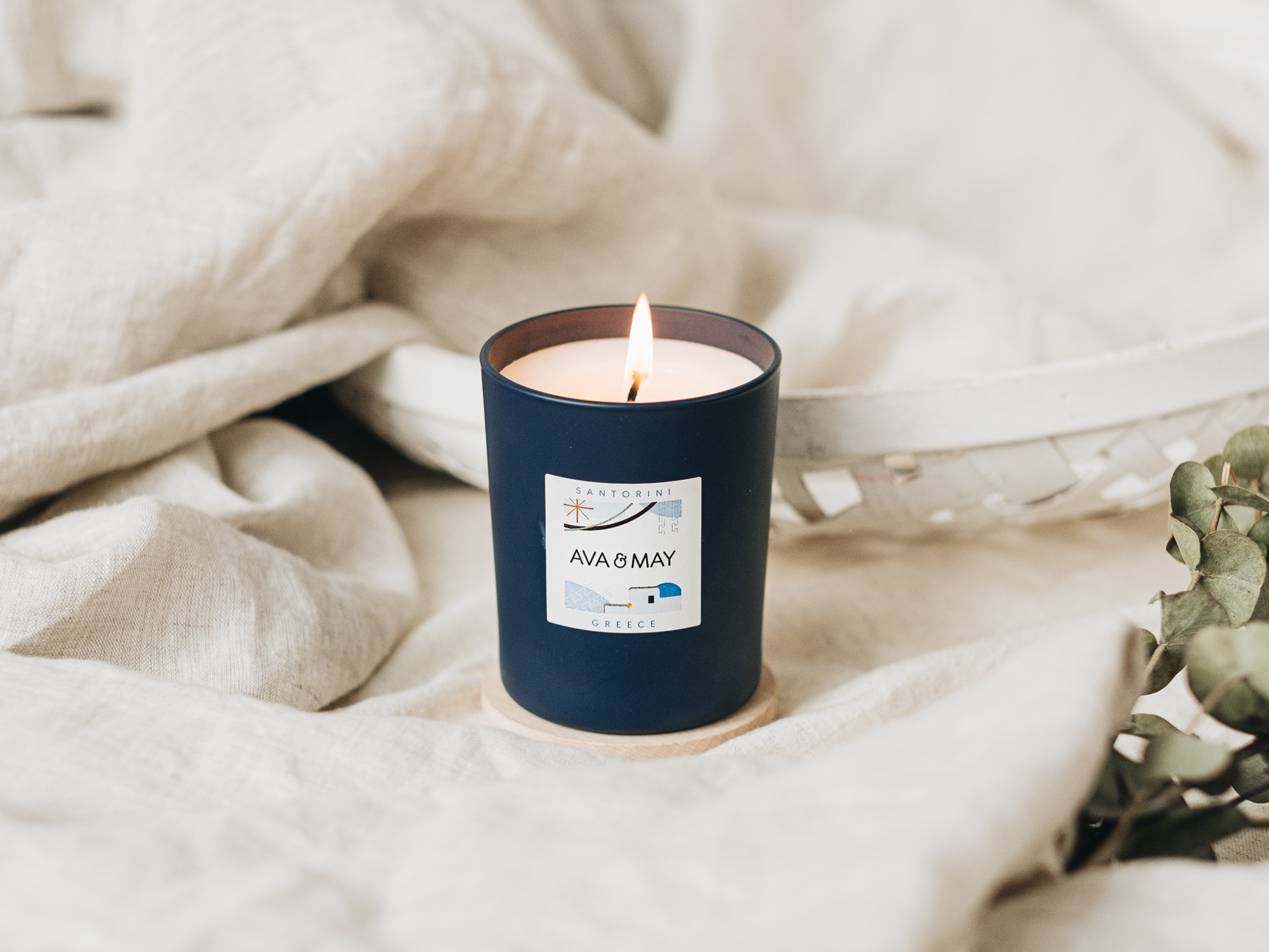Santorini Duftkerze mit süßer Duftnote der Tonkabohne in dunklem Glas, von AVA & MAY