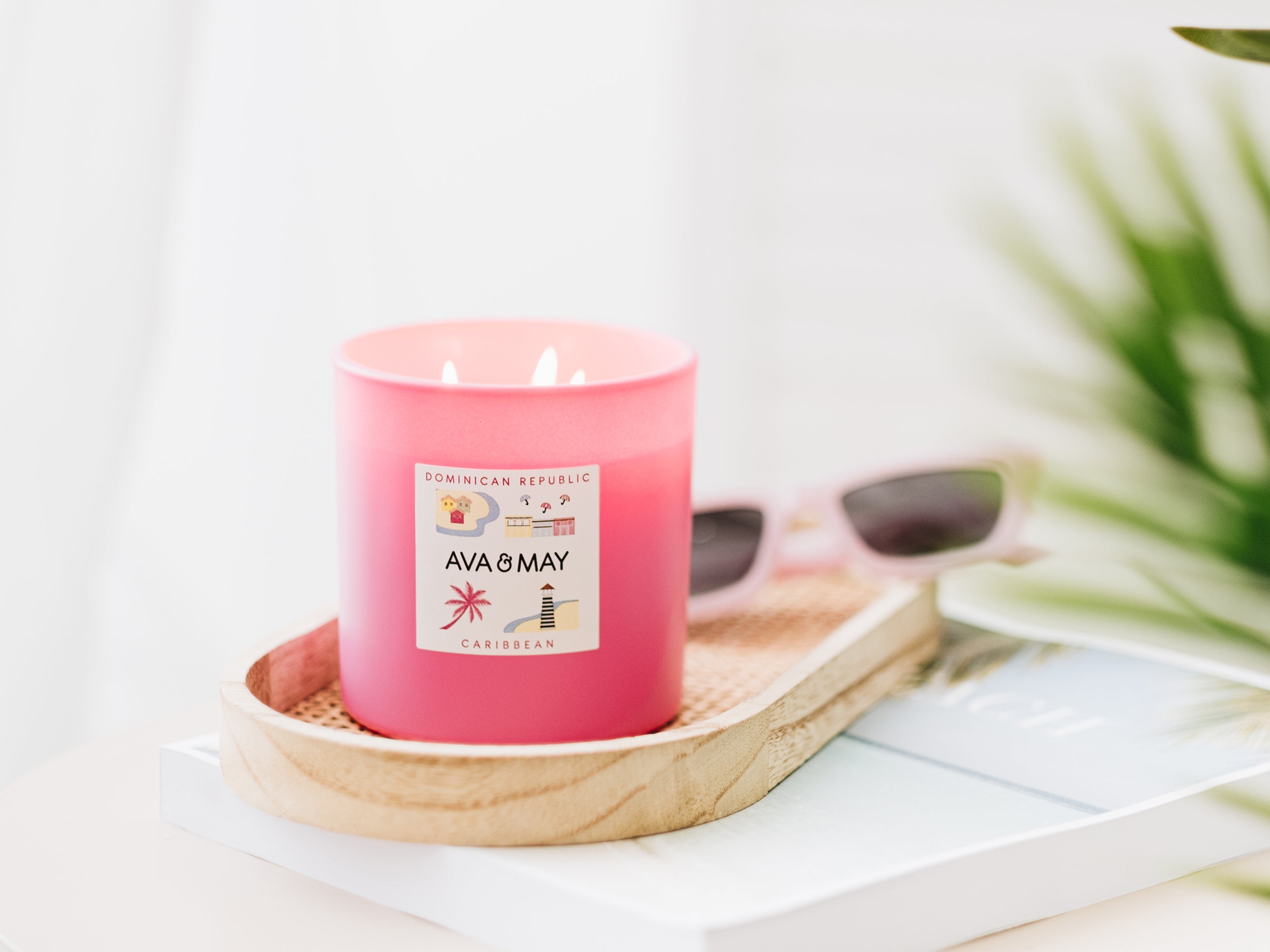 Dominican Republic große Duftkerze mit Kokusnus Duftnote in pinkem Glas, von AVA & MAY