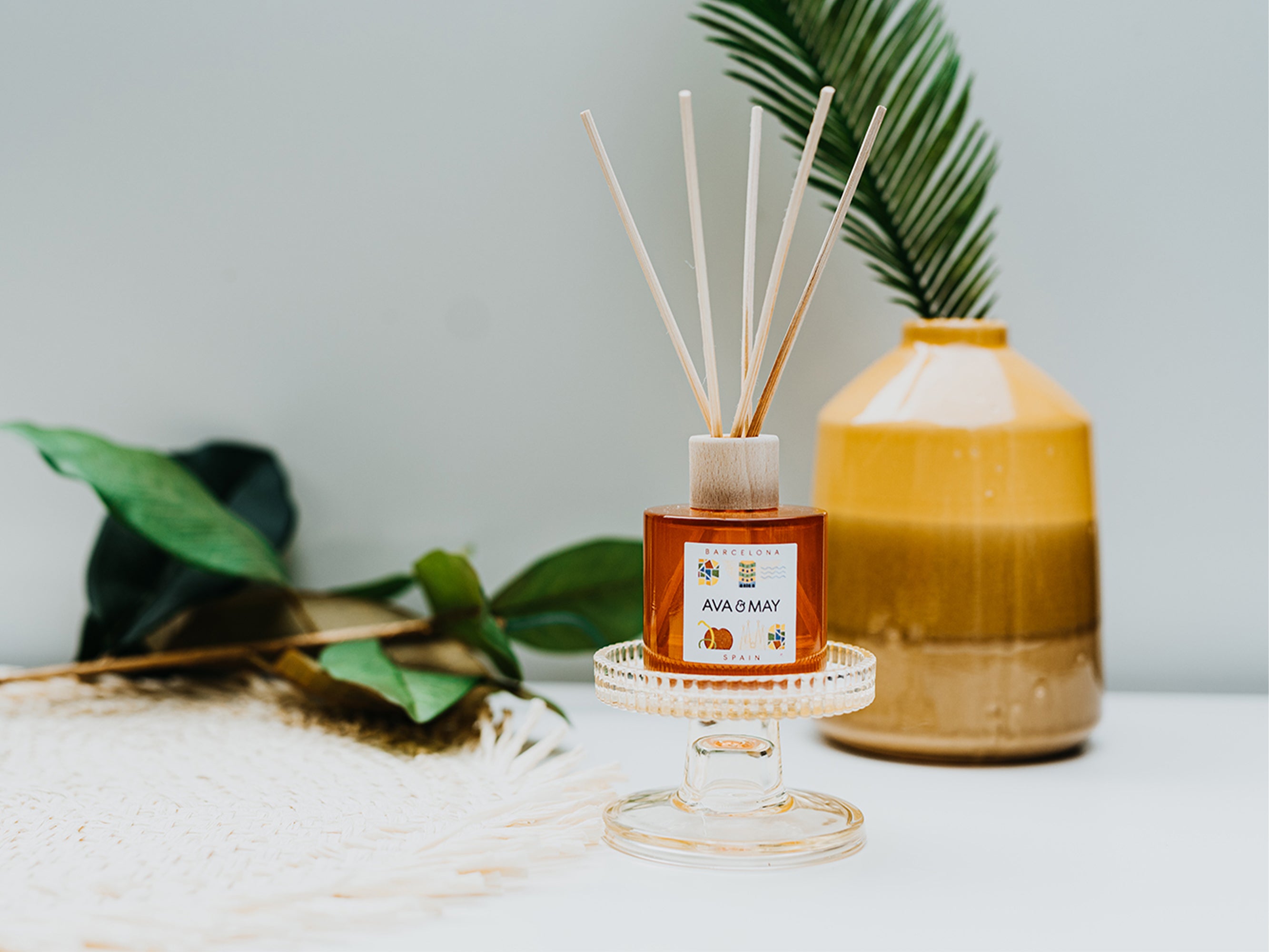 Barcelona Duftstäbchen mit fruchtiger Himbeer Duftnote in braunem Glas, von AVA & MAY