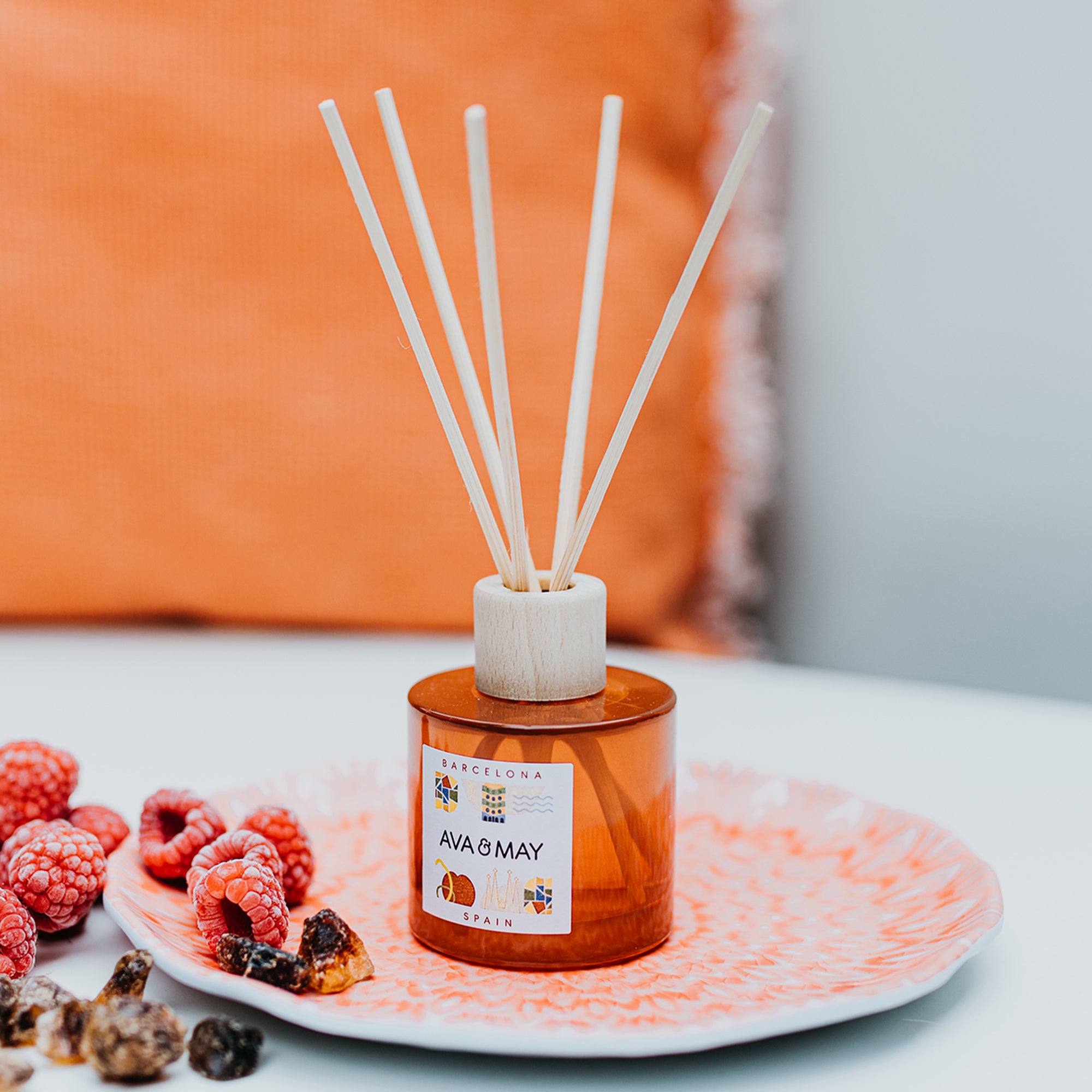 Barcelona Duftstäbchen mit fruchtiger Himbeer Duftnote in braunem Glas, von AVA & MAY