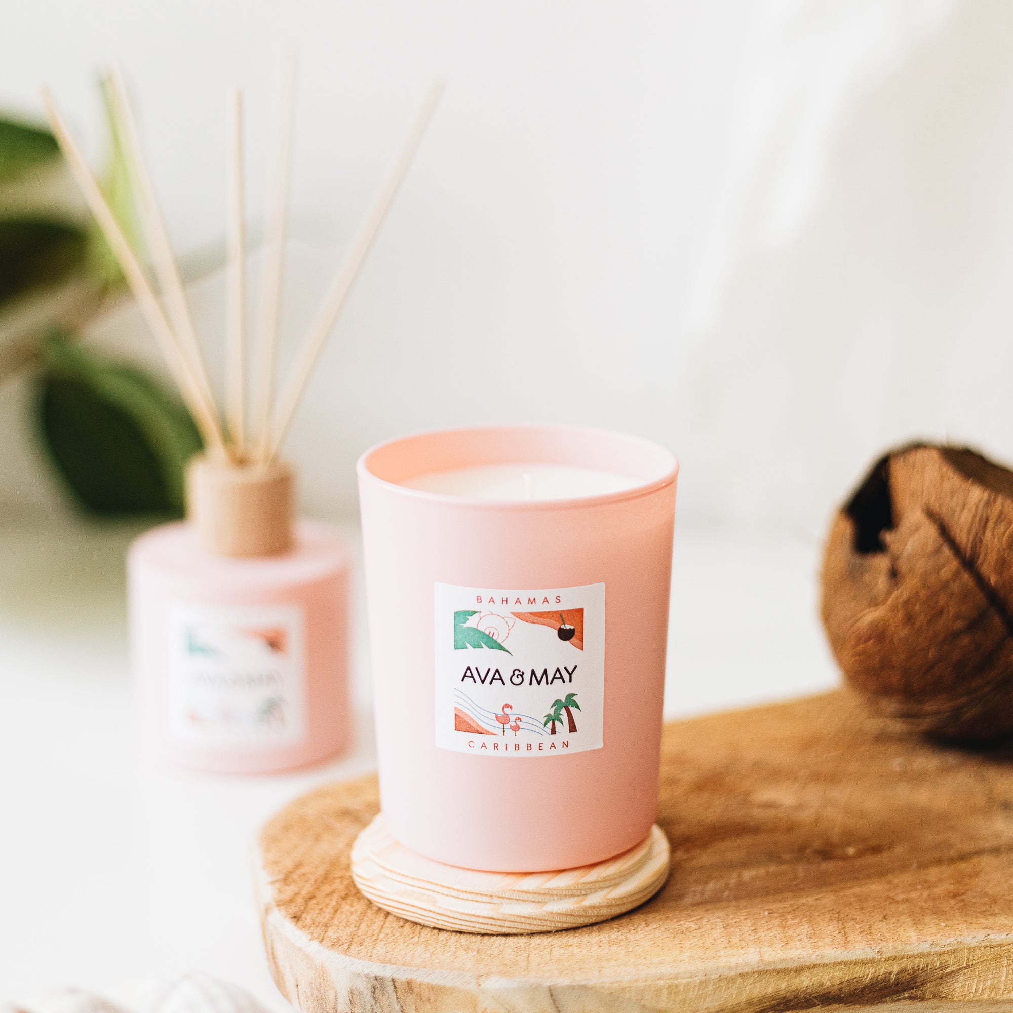 Bahamas Home Fragrance Set bestehend aus Duftkerze und Duftstäbchen in rosa Glas, von AVA & MAY