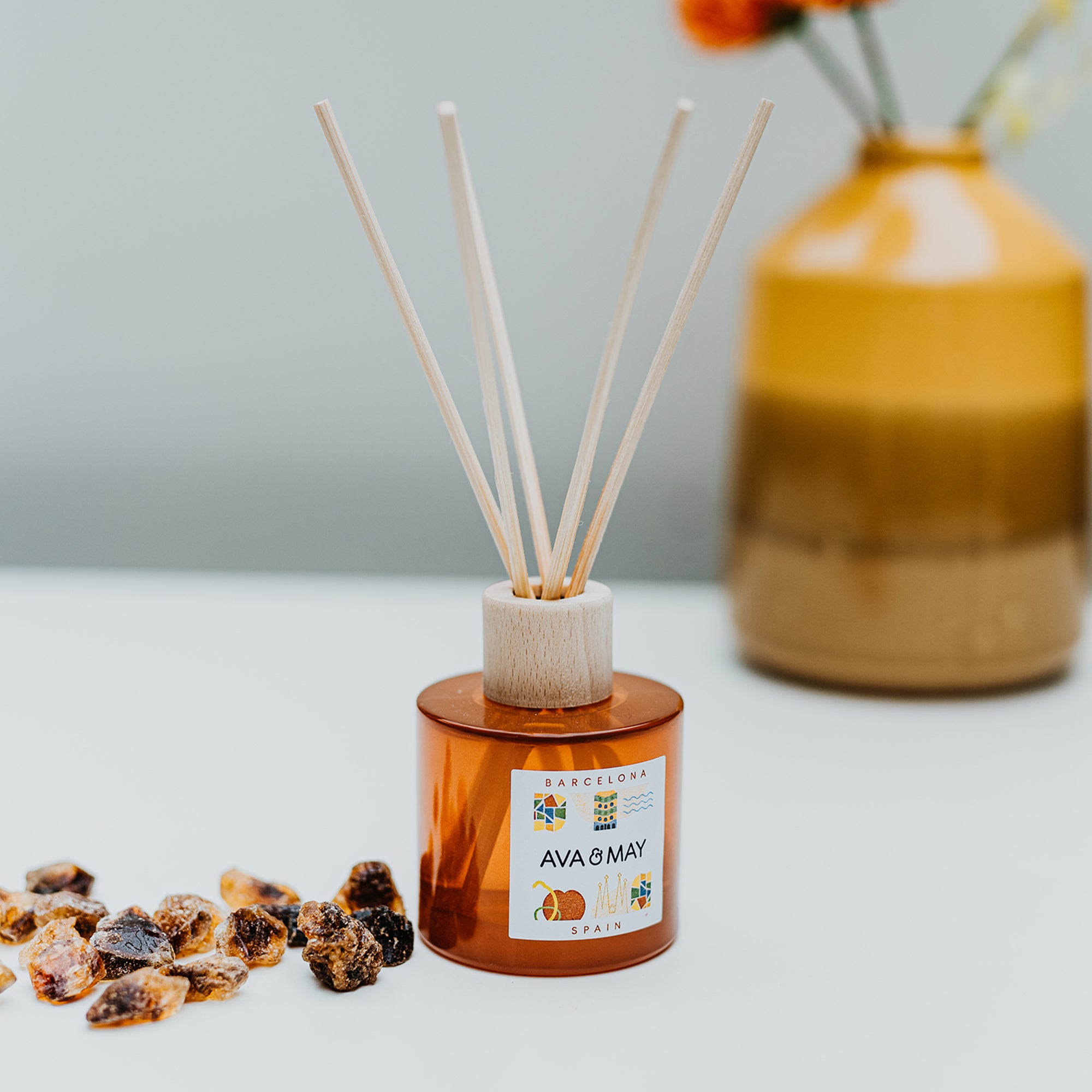 Barcelona Duftstäbchen mit fruchtiger Himbeer Duftnote in braunem Glas, von AVA & MAY