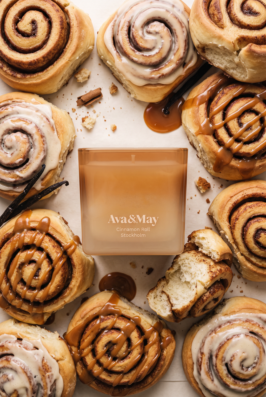 Die Kerze Cinnamon Roll von Ava&May, umgeben von vielen Zimtschnecken mit Vanille und Karamellcreme