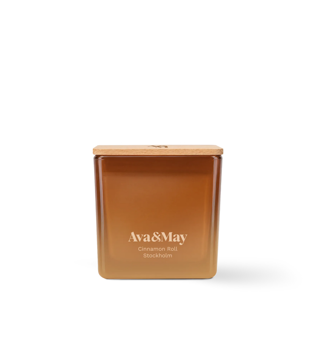 Ava&May-Kerze Cinnamon Roll 220 Gramm, in einem quadratischen Glasbehälter mit Holzdeckel