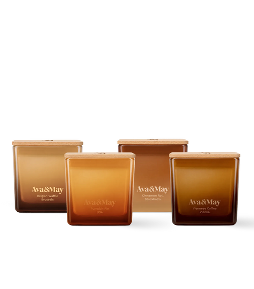 Ava&May Sweet Sensations Kerzenset: Kerzen in den Duftrichtungen Belgian Waffle 220 Gramm, Viennese Coffee 220 Gramm, Pumpkin Pie 220 Gramm und Cinnamon Roll 220 Gramm mit Holzdeckeln und quadratischer Form