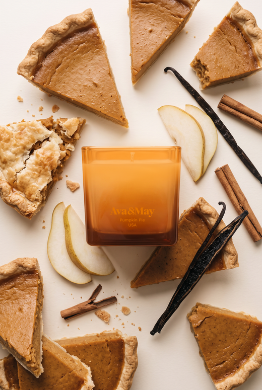 Kerze Pumpkin Pie 220 g von Ava&May mit Kürbiskuchenscheiben, Birnen, Zimt und Vanille