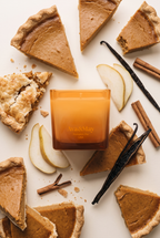 Kerze Pumpkin Pie 220 g von Ava&May mit Kürbiskuchenscheiben, Birnen, Zimt und Vanille