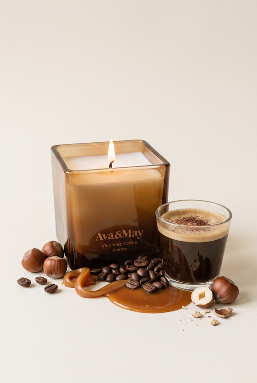 Ava&May-Kerze Viennese Coffee 220 Gramm, brennend, mit gewürztem Espresso, Haselnüssen und Karamellcreme
