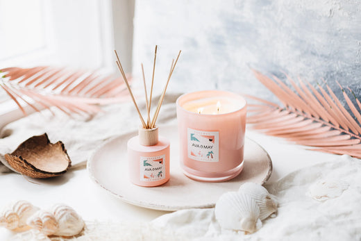 Bahamas Paradies Set bestehend aus Kerze und Duftstäbchen in rosa Glas, von AVA & MAY
