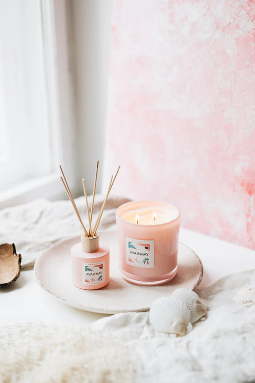Bahamas Paradies Set bestehend aus Kerze und Duftstäbchen in rosa Glas, von AVA & MAY