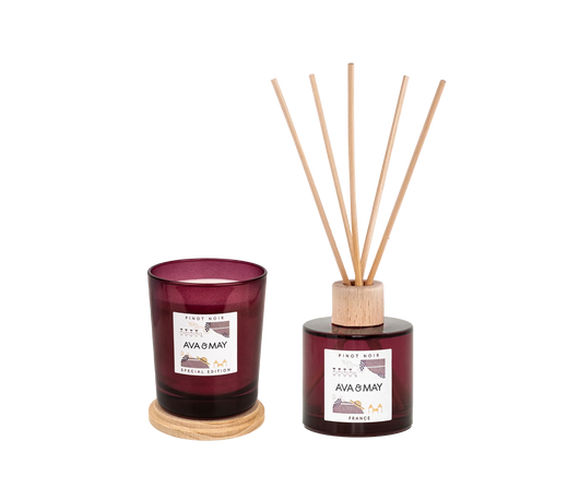 Pinot Noir Home Fragrance Set, bestehend aus Kerze und Duftstäbchen in rotem Glas, von AVA & MAY