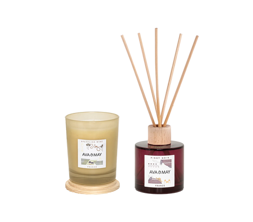 Soft Sip Set bestehend aus Duftkerze und Duftstäbchen in beigem und rotem Glas, von AVA & MAY