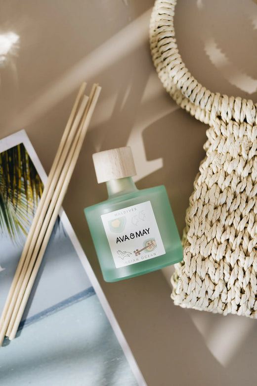 Maledives Duftstäbchen mit blumigem Duft von weißer Orchidee in grünem Glas, von AVA & MAY 