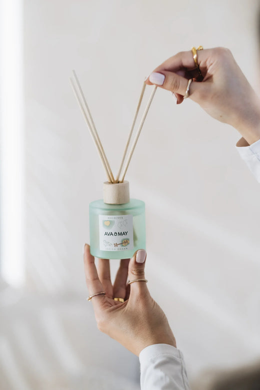 Maledives Duftstäbchen mit blumigem Duft von weißer Orchidee in grünem Glas, von AVA & MAY 