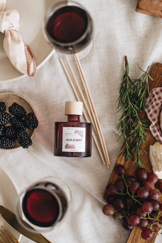 Pinot Noir Home Fragrance Set, bestehend aus Kerze und Duftstäbchen in rotem Glas, von AVA & MAY