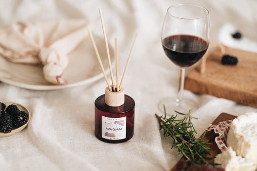 Pinot Noir Home Fragrance Set, bestehend aus Kerze und Duftstäbchen in rotem Glas, von AVA & MAY
