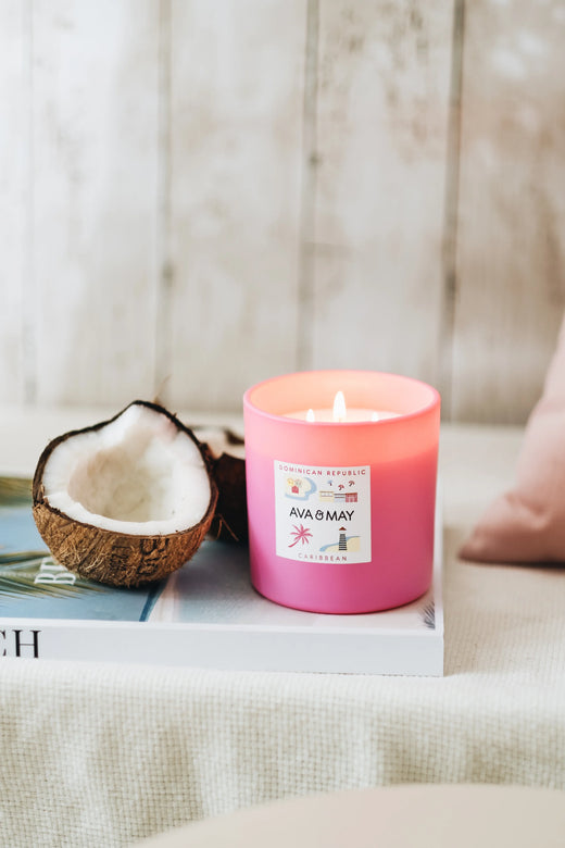 Dominican Republic Home Fragrance Set bestehend aus Duftkerze und Duftstäbchen in pinkem Glas, von AVA & AMAY