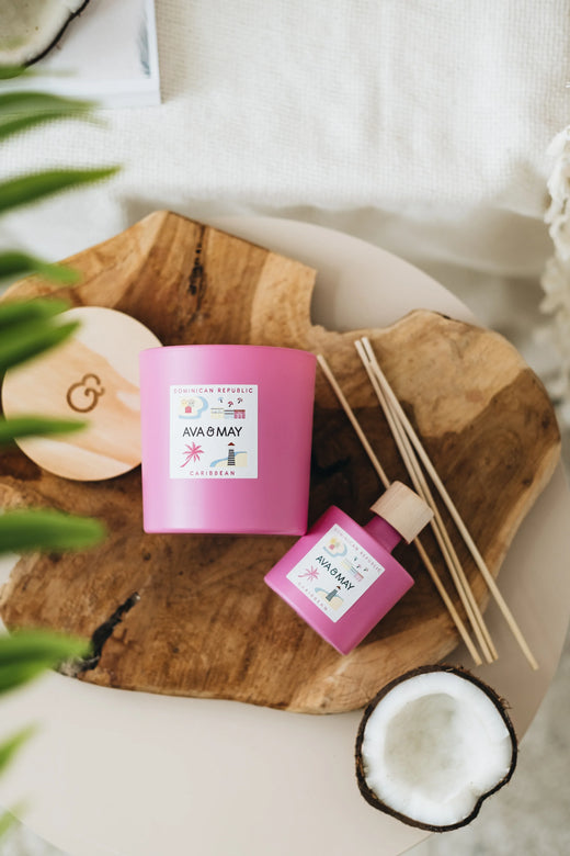 Dominican Republic Home Fragrance Set bestehend aus Duftkerze und Duftstäbchen in pinkem Glas, von AVA & AMAY