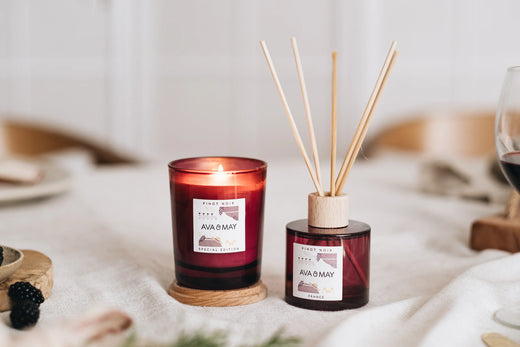 Pinot Noir Home Fragrance Set, bestehend aus Kerze und Duftstäbchen in rotem Glas, von AVA & MAY