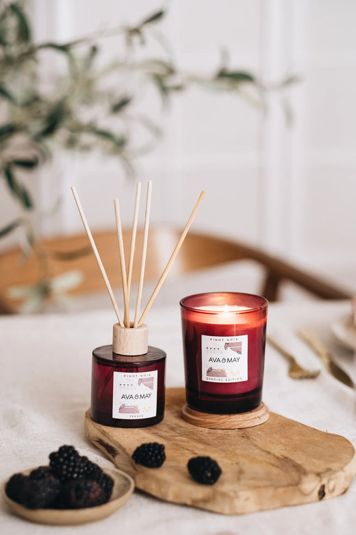 Pinot Noir Home Fragrance Set, bestehend aus Kerze und Duftstäbchen in rotem Glas, von AVA & MAY