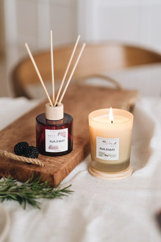 Soft Sip Set bestehend aus Duftkerze und Duftstäbchen in beigem und rotem Glas, von AVA & MAY