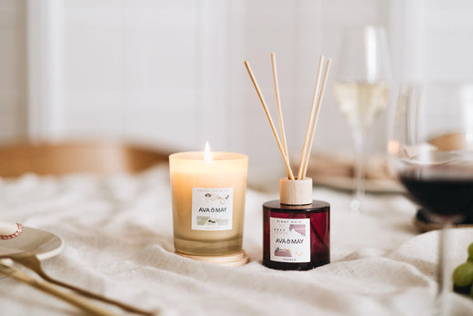 Soft Sip Set bestehend aus Duftkerze und Duftstäbchen in beigem und rotem Glas, von AVA & MAY