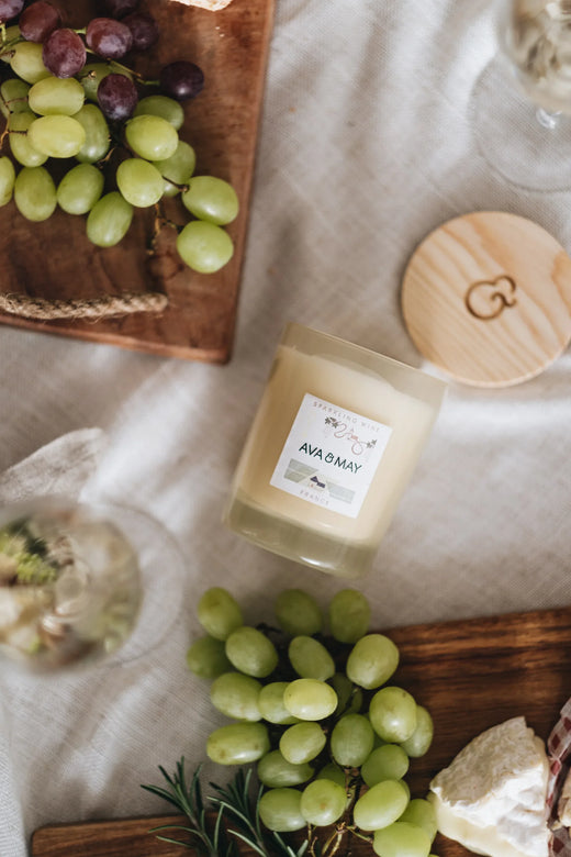 Sparkling Wine Duftkerze mit spritziger Duftnote in champagnerfarbenem Glas, von AVA & MAY