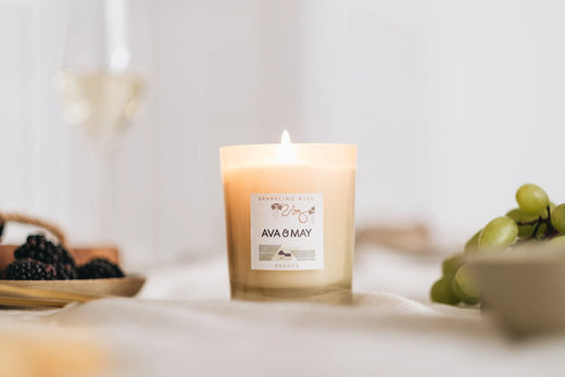 Sparkling Wine Duftkerze mit spritziger Duftnote in champagnerfarbenem Glas, von AVA & MAY