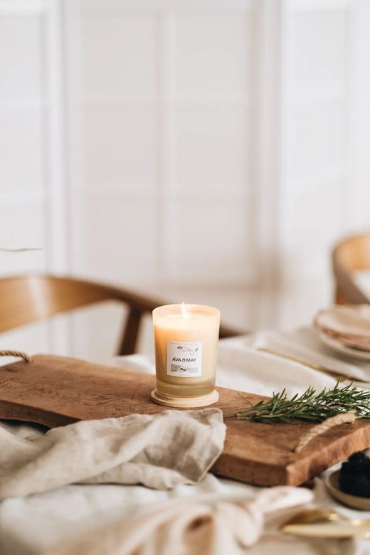 Sparkling Wine Duftkerze mit spritziger Duftnote in champagnerfarbenem Glas, von AVA & MAY