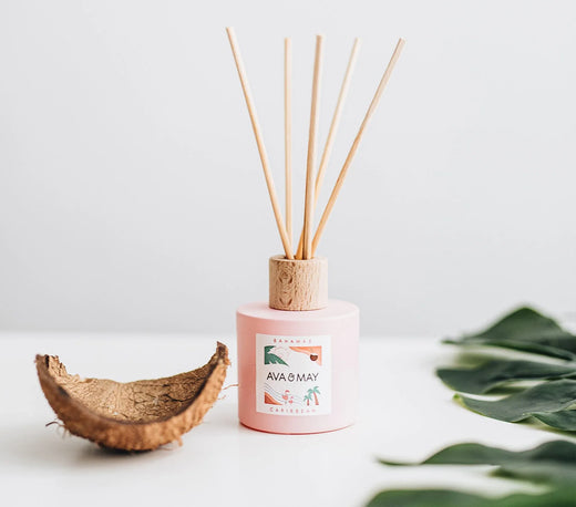 Bahamas Paradies Set bestehend aus Kerze und Duftstäbchen in rosa Glas, von AVA & MAY