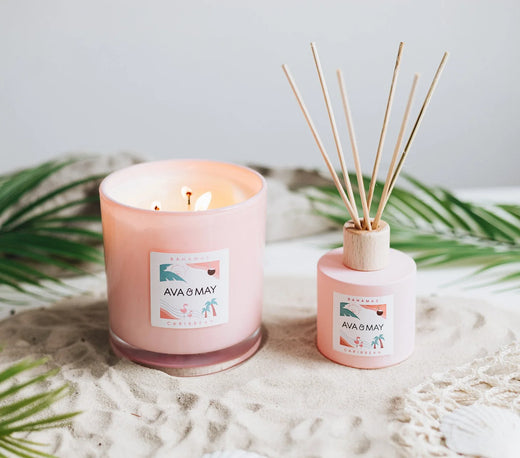 Bahamas Paradies Set bestehend aus Kerze und Duftstäbchen in rosa Glas, von AVA & MAY