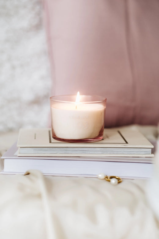 0.3 Soul Set bestehend aus 0.3 Duftkerze und 0.3 Eau de Parfum im rosa Glas, von Club Noe