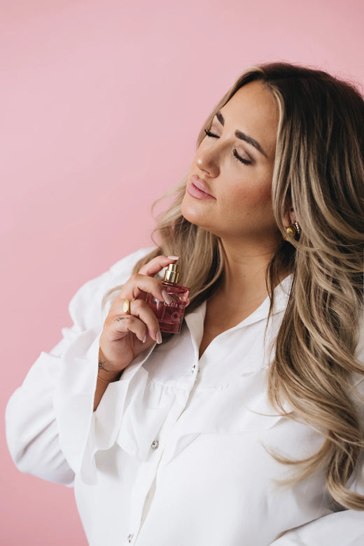 0.3 Eau de Parfum mit einem Hauch von Vanilie-duft in einer rosa Flasche, von Club Noe