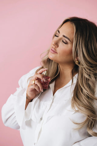 0.3 Eau de Parfum mit einem Hauch von Vanilie-duft in einer rosa Flasche, von Club Noe