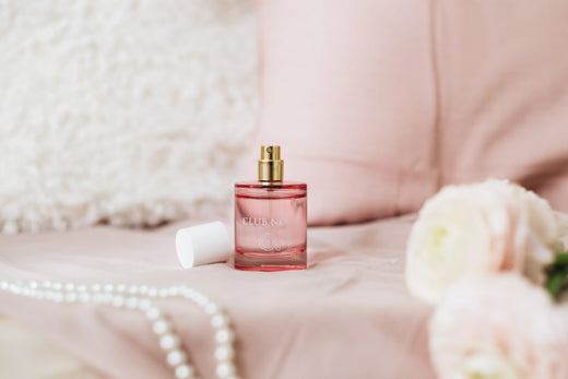 0.3 Soul Set bestehend aus 0.3 Duftkerze und 0.3 Eau de Parfum im rosa Glas, von Club Noe