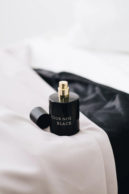 Clean Spirit Set bestehend aus der 0.2 Duftkerze und dem Black Parfum, von Club Noe