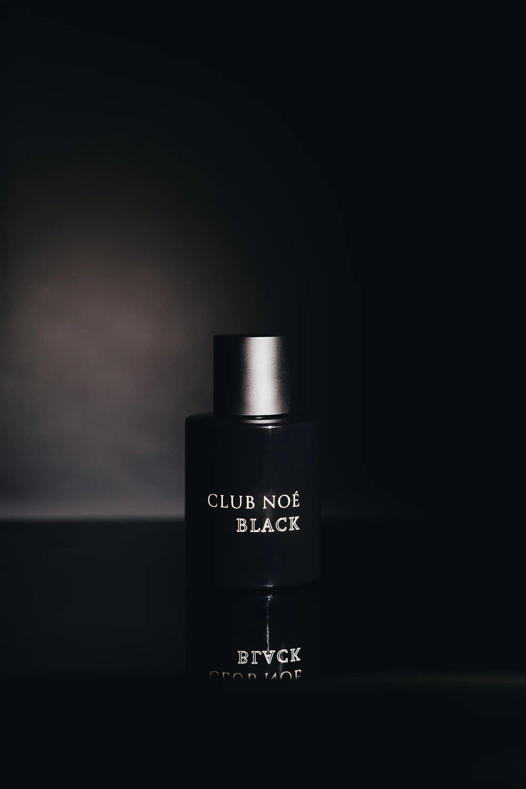 Black Eau de Parfum mit frisch-würzigem Unisex-Duft, in schwarzer Flasche, von Club Noe