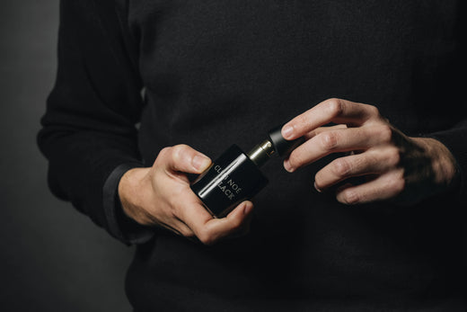 Black Eau de Parfum mit frisch-würzigem Unisex-Duft, in schwarzer Flasche, von Club Noe