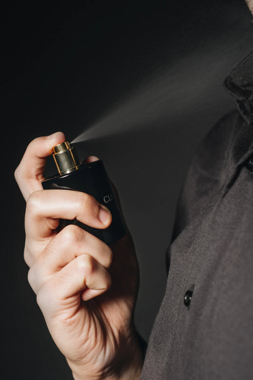 Black Eau de Parfum mit frisch-würzigem Unisex-Duft, in schwarzer Flasche, von Club Noe